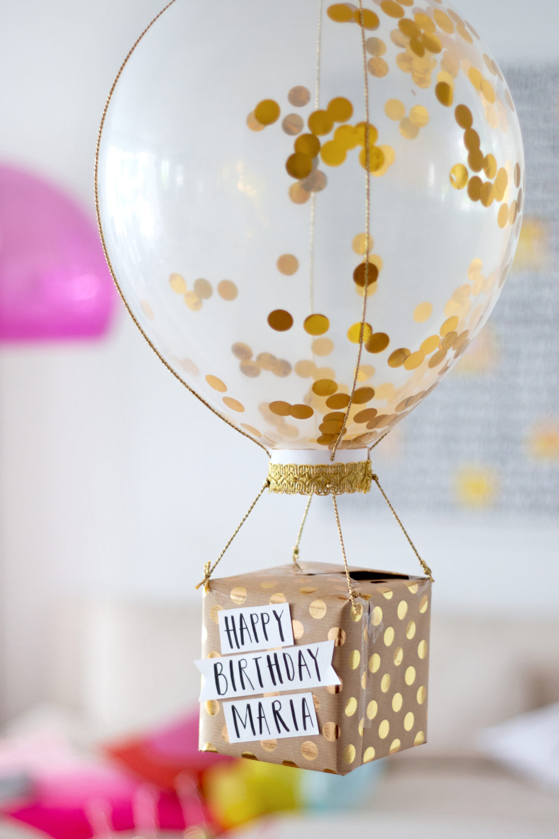 DIY Geschenkverpackung Glitzerballon mit Geburtstagsgeschenk