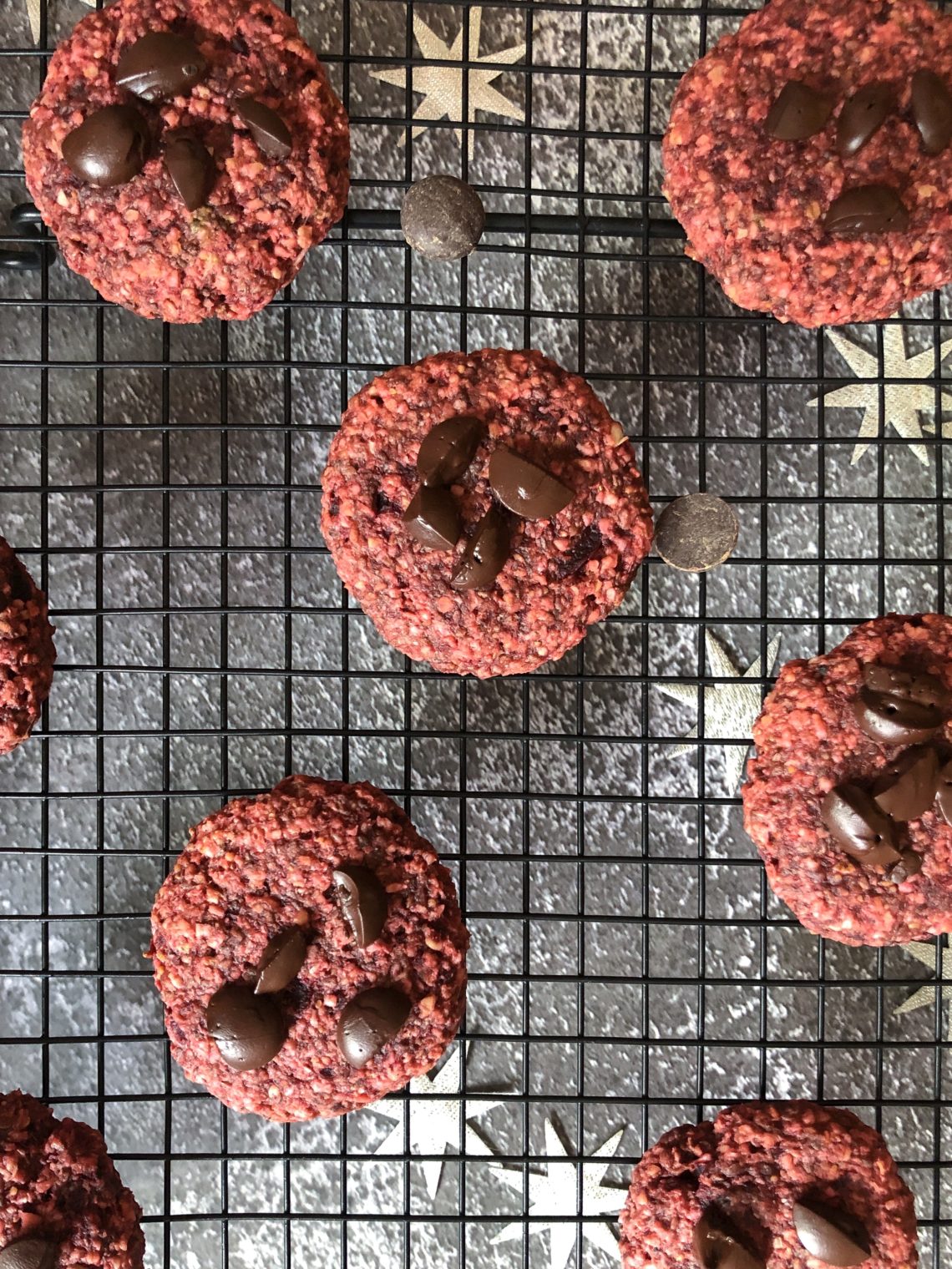 Leckeres Rezept für vegane Plätzchen mit roter Beete zu Weihnachten