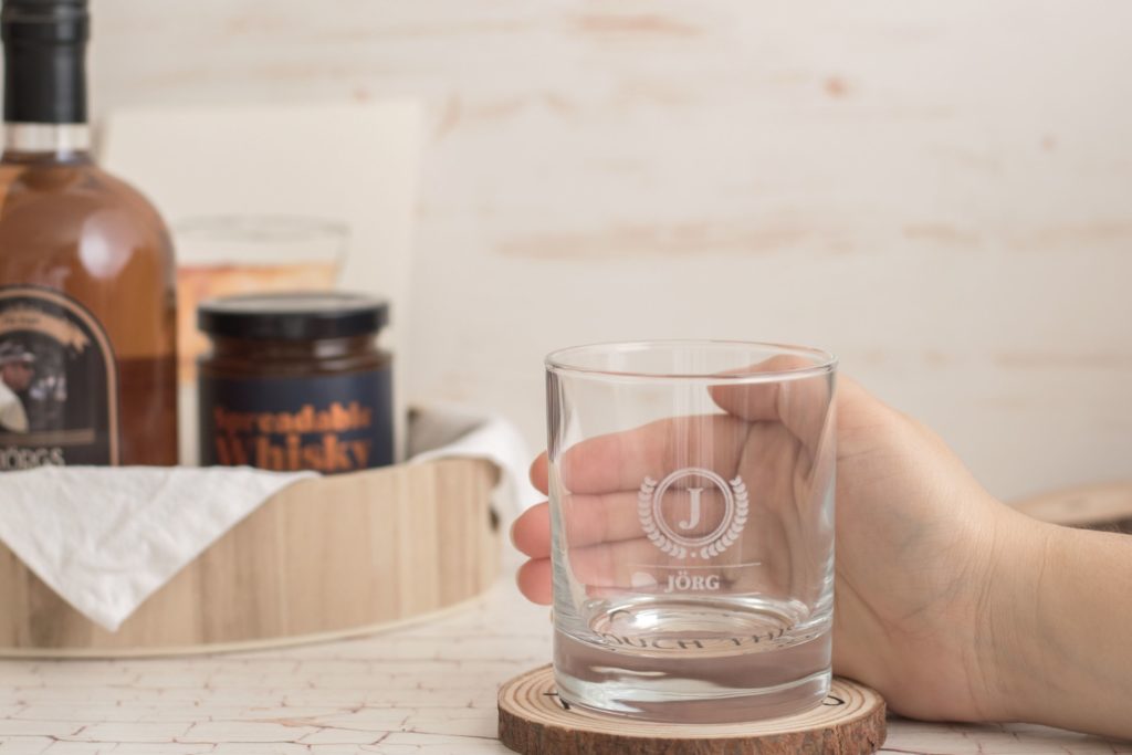 geschenkkorb männer whisy geschenkset personalisierbares whisky glas