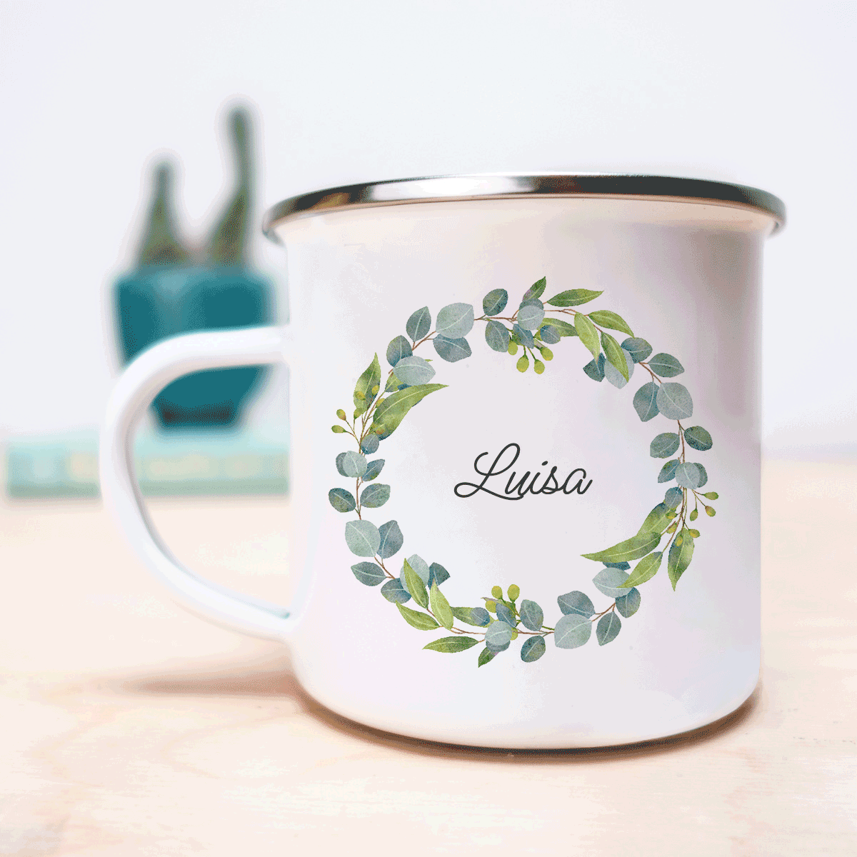Personalisierbare Metalltasse mit Name und Kranz main product photo
