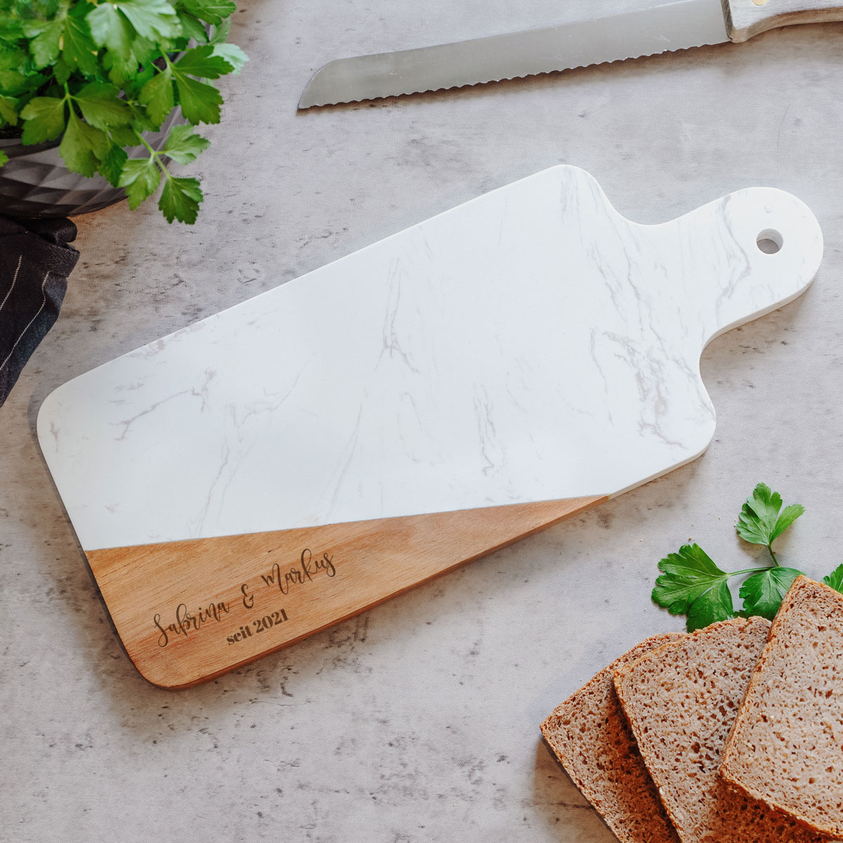Schneidebrett aus Marmor und Holz mit Text
