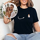 Personalisierbares T-Shirt mit kleiner Illustration