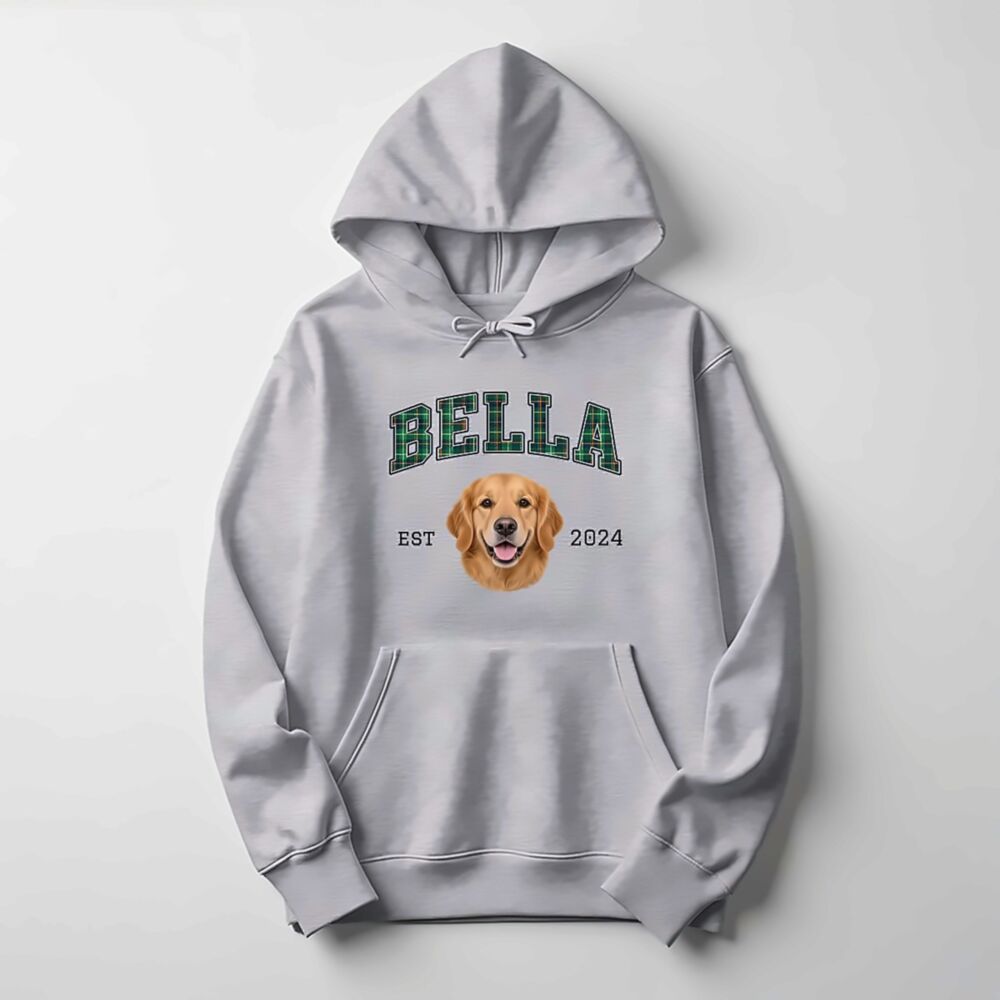 Personalisierter Hoodie mit Haustier-Foto, Name und Jahr im College Design – Grau mit Golden Retriever, Name in Tartan grün