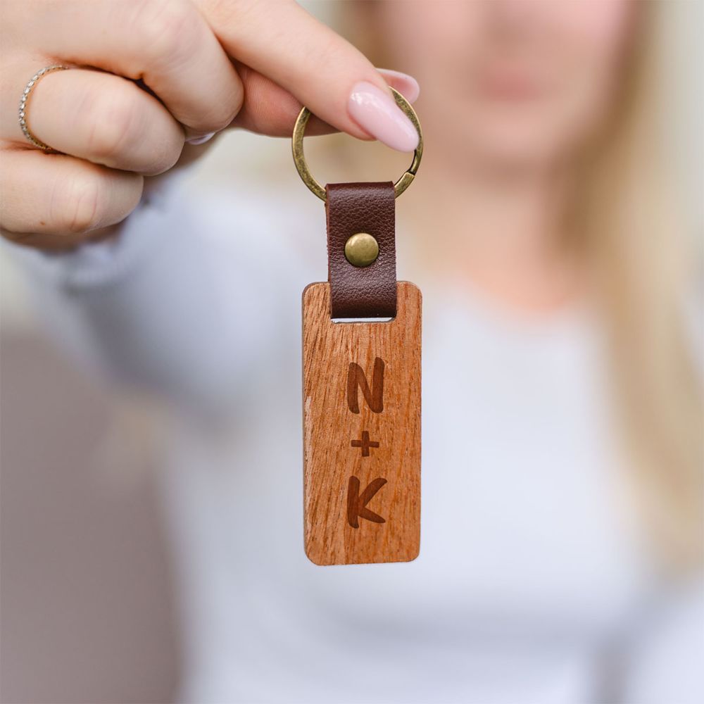 Personalisierbarer Schlüsselanhänger aus Holz mit Symbolen
