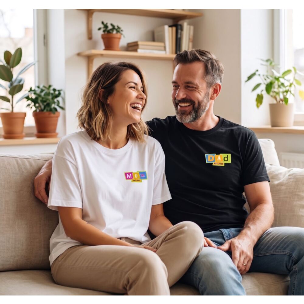 Geschenkset für Eltern – Papa & Mama T-Shirts personalisiert mit Memphis-Design
