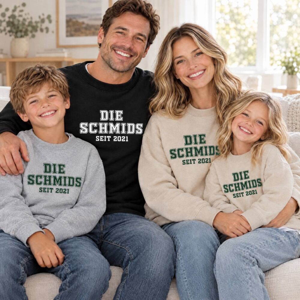 Familie im Partnerlook mit personalisierten Pullovern College-Style „Die Schmids seit 2021“ Familie im Partnerlook mit personalisierten Pullovern College-Style „Die Schmids seit 2021“