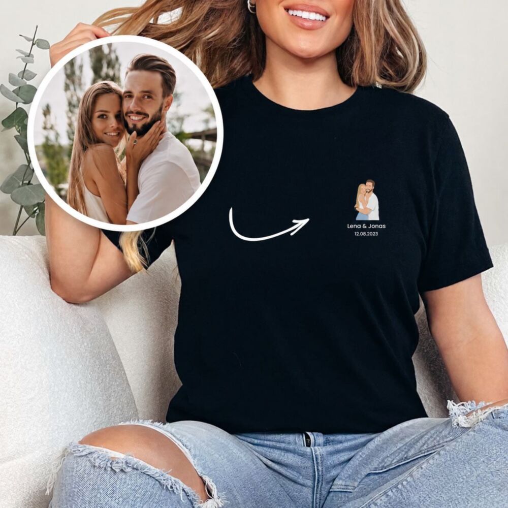 Personalisierbares T-Shirt mit kleiner Illustration in Schwarz – aus dem Paarfoto wird eine Illustration mit Namen und Datum auf der Brust Personalisierbares T-Shirt mit kleiner Illustration in Schwarz – aus dem Paarfoto wird eine Illustration mit Namen und Datum auf der Brust