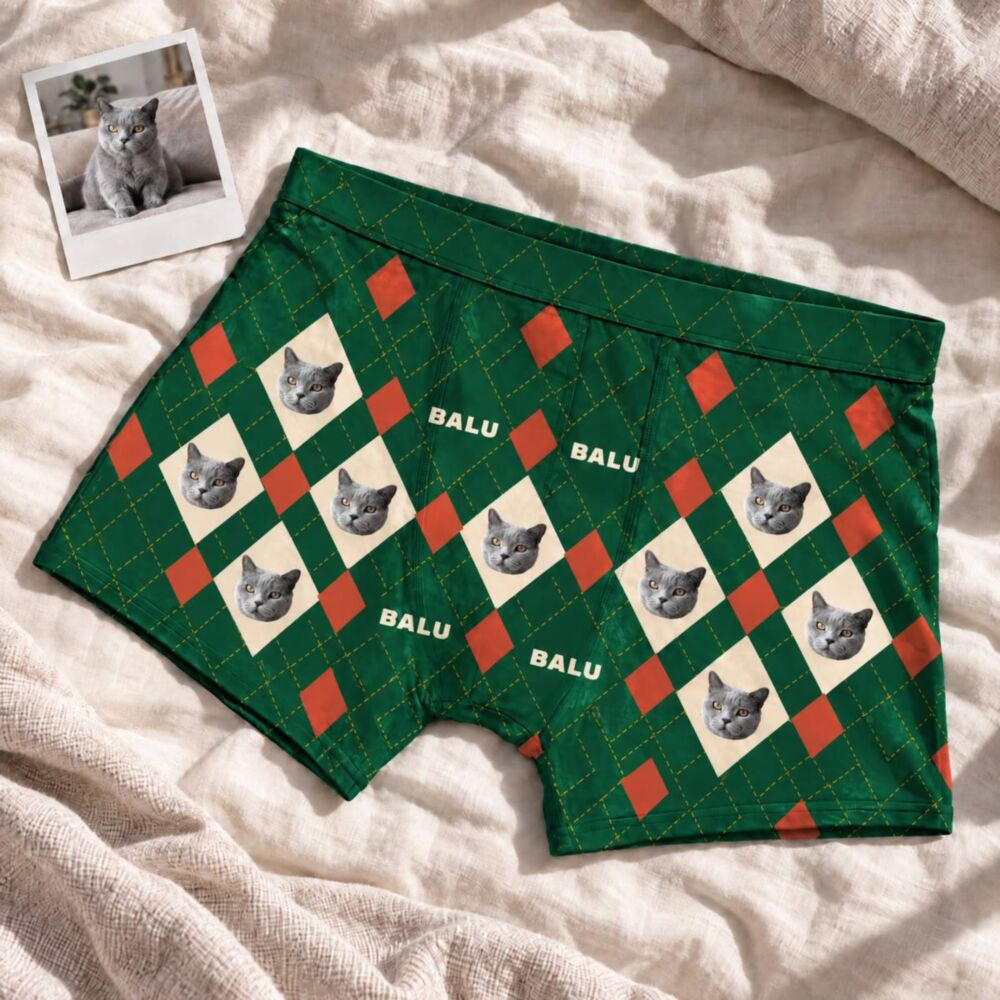 Personalisierte Boxershorts mit Haustierfoto im Argyle-Rautenmuster – mit Katzenfoto und Namen auf dem Bett neben dem Foto der Katze