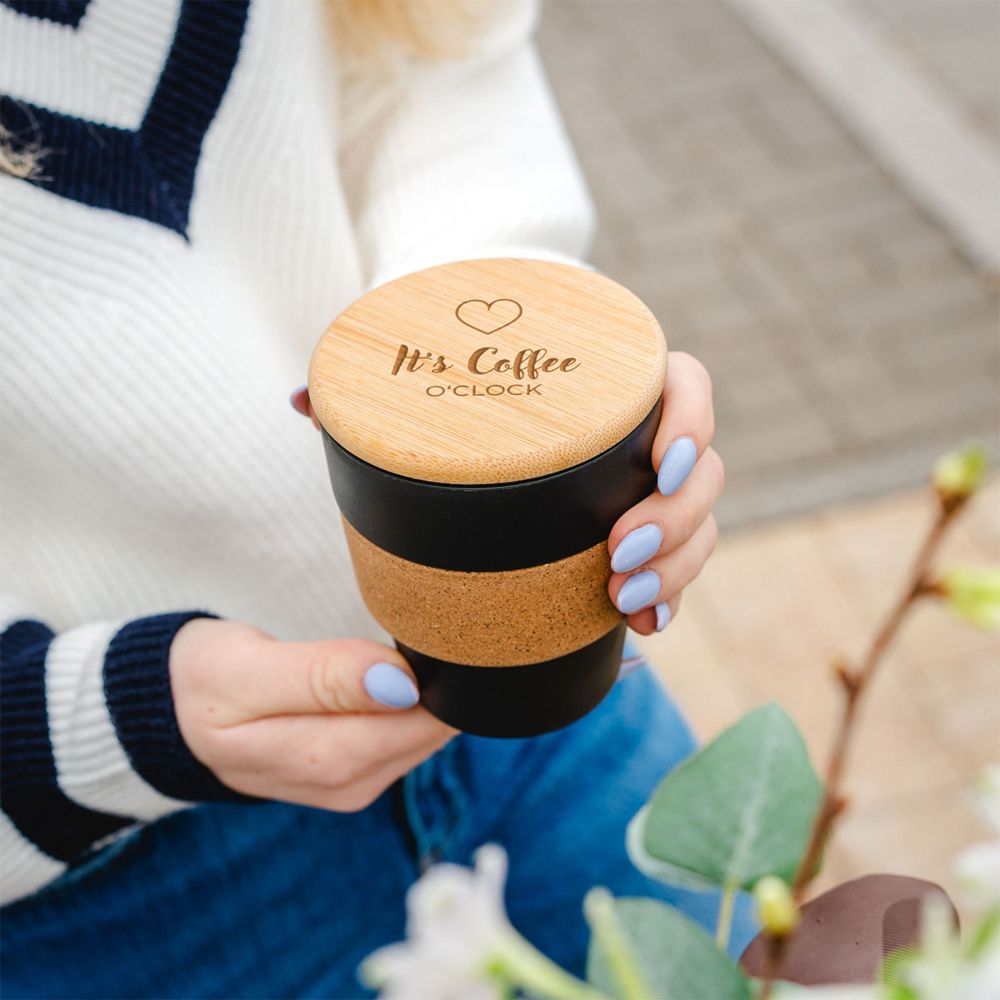 Personalisierbarer Kaffeebecher mit Symbol und Text