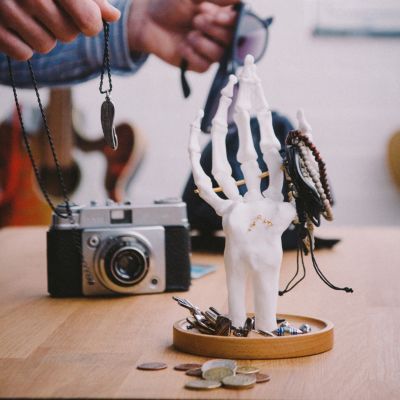 Skeletthand für den Schmuck