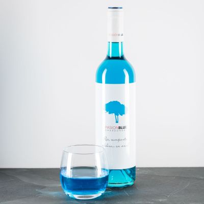 Chardonnay in Blau geschenkidee-blauer-wein