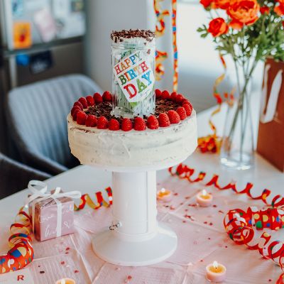 Kuchenständer mit Überraschungs-Geschenkbox Kuchenständer mit Überraschungs-Geschenkbox