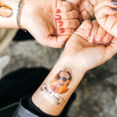 Personalisierbare Tattoos 4er Set mit Gesicht und Banner Personalisierbare Tattoos 4er Set mit Gesicht und Banner