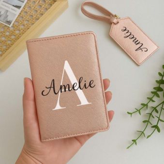 Personalisierbare Reisepasshülle und Koffertag mit Monogramm