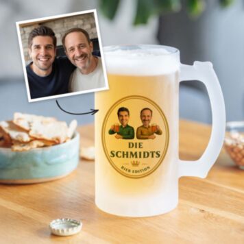 Personalisierbarer Bierkrug mit zwei Gesichtern und Logo