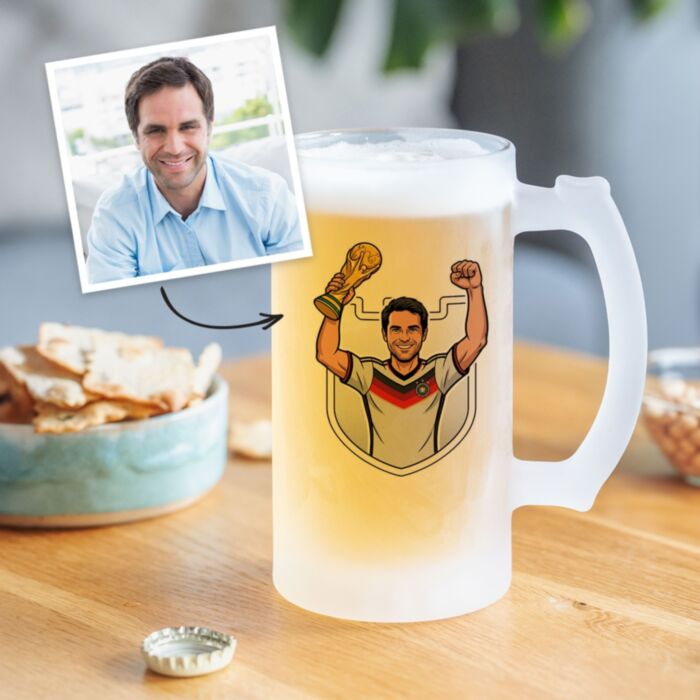 Personalisierter Bierkrug - WM Design mit Comic-Illustration