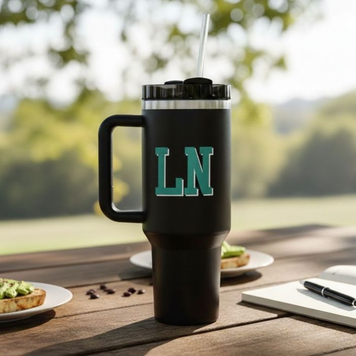 Personalisierbarer Trinkbecher mit Strohhalm und Monogramm