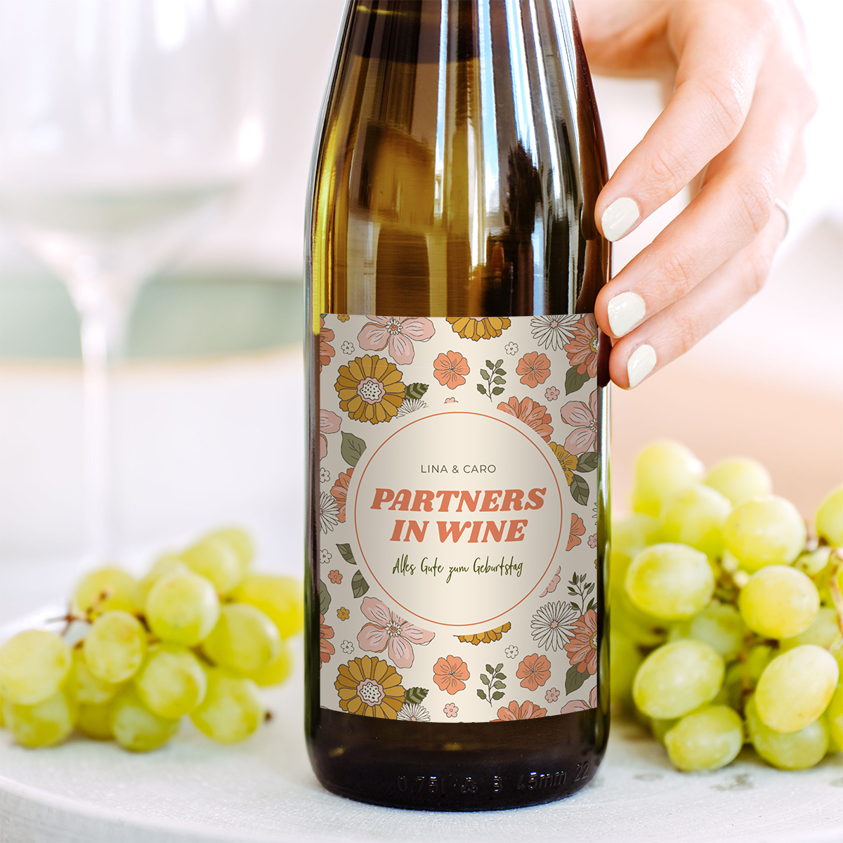 Personalisierbarer Weißwein mit Hintergrund und Text