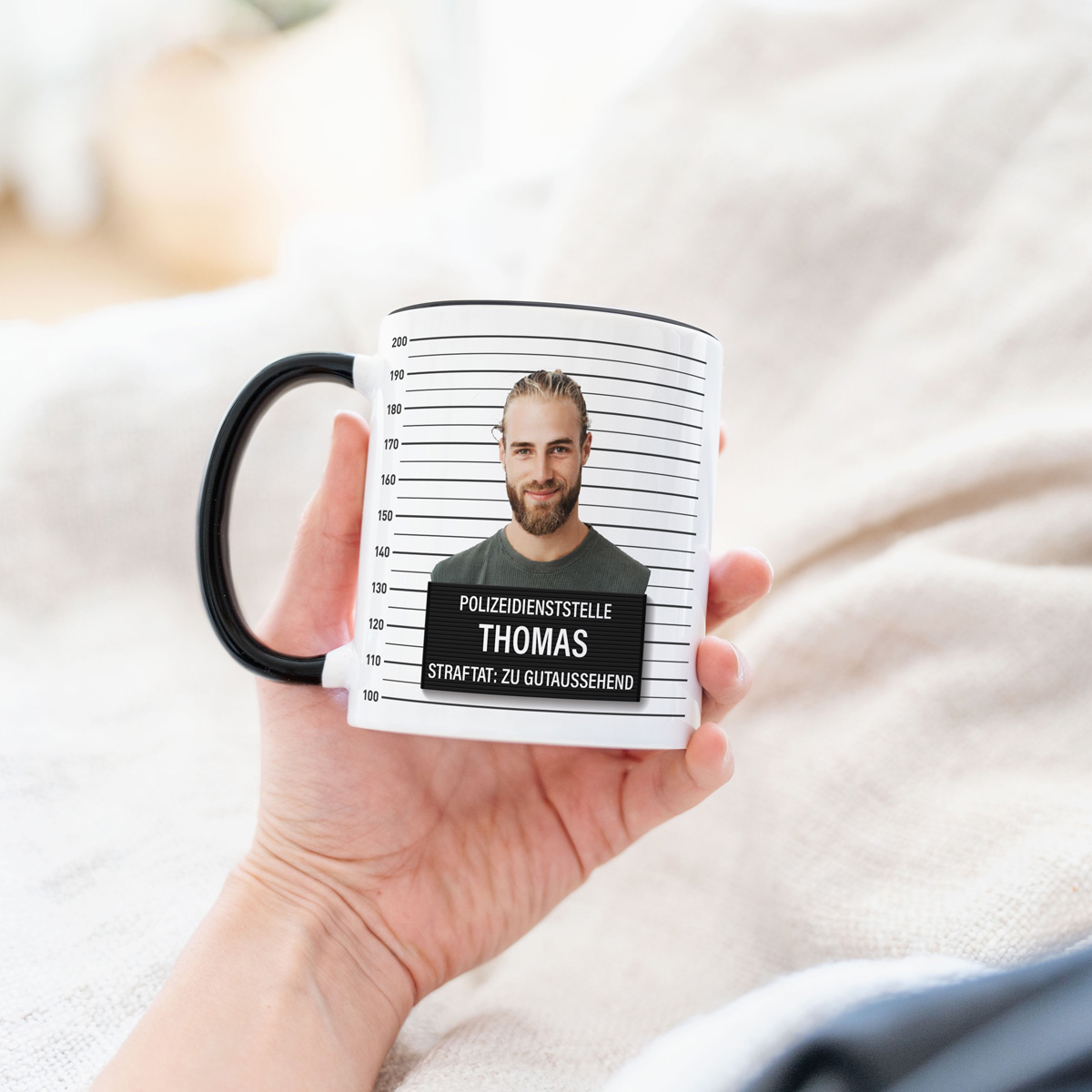 Personalisierbare Tasse mit Gesicht als Polizeifoto