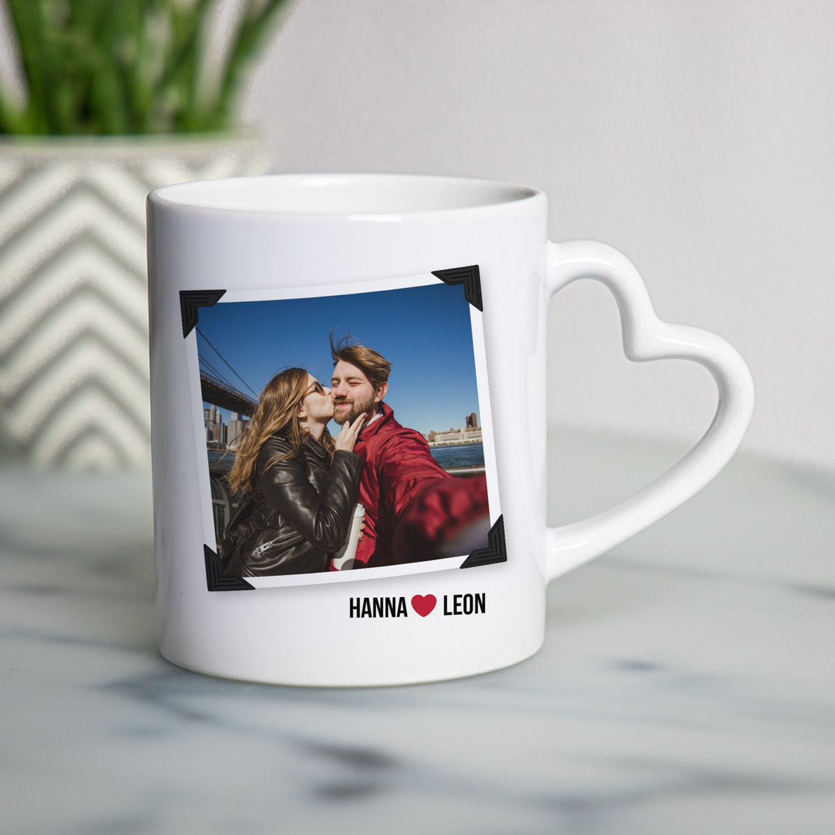 Personalisierbare Herzhenkel-Tasse mit Foto und Text