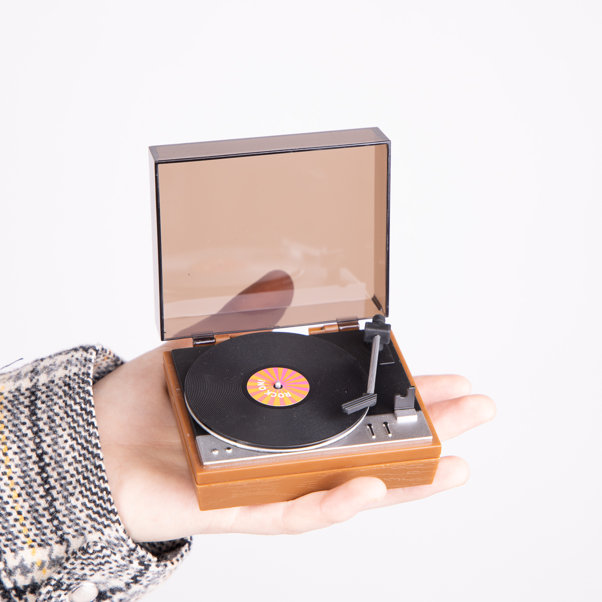 Winziger Plattenspieler mit Winzig-LPs