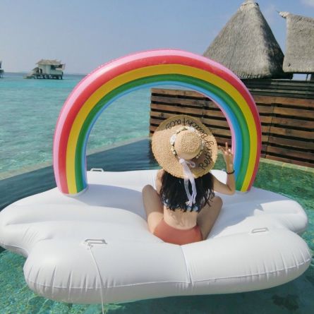 Schwimmende Riesen-Wolke mit Regenbogen